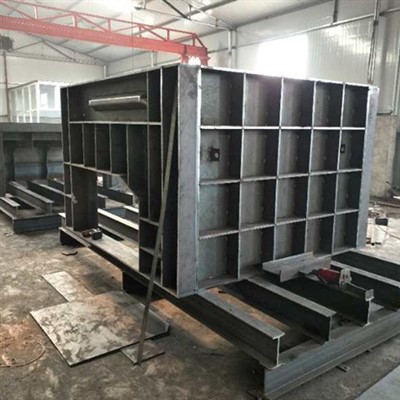 Cementa kastes caurtekas veidne